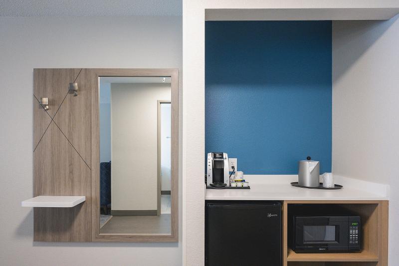Holiday Inn Express & Suites Marquette image