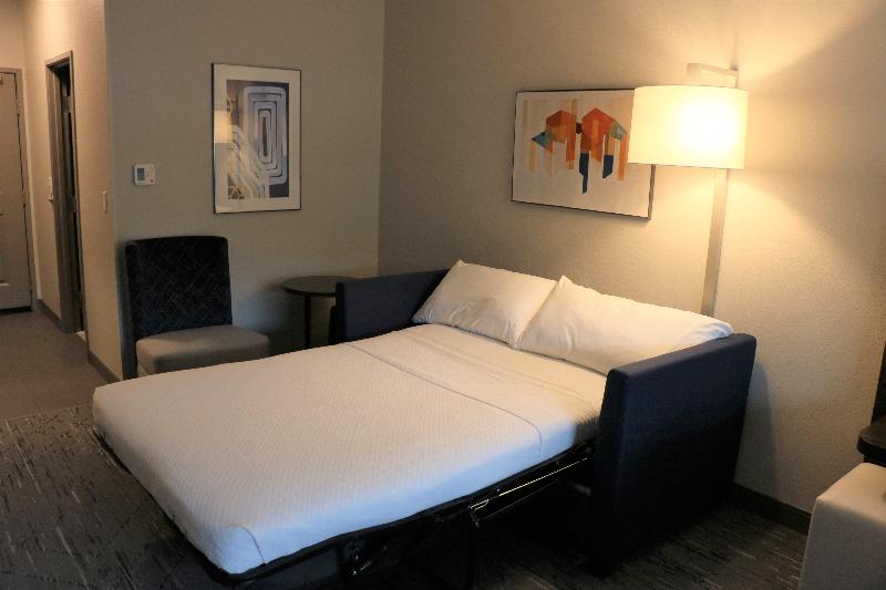 Holiday Inn Express & Suites Marquette image