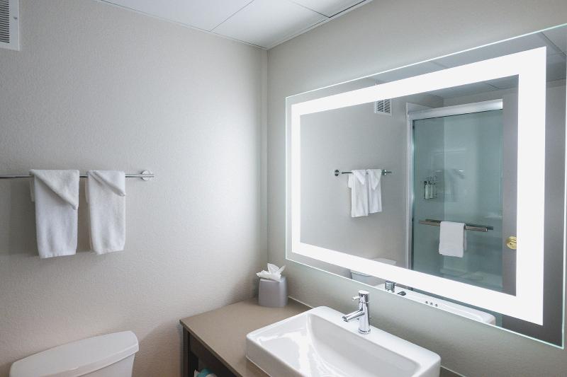 Holiday Inn Express & Suites Marquette image