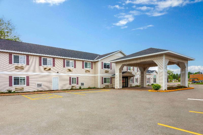 AmericInn by Wyndham Eagle River Downtown image