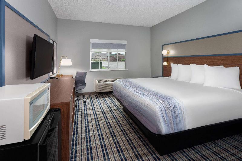 AmericInn by Wyndham Eagle River Downtown image