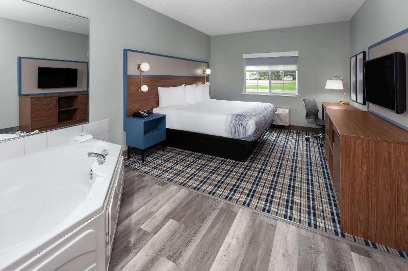 AmericInn by Wyndham Eagle River Downtown image