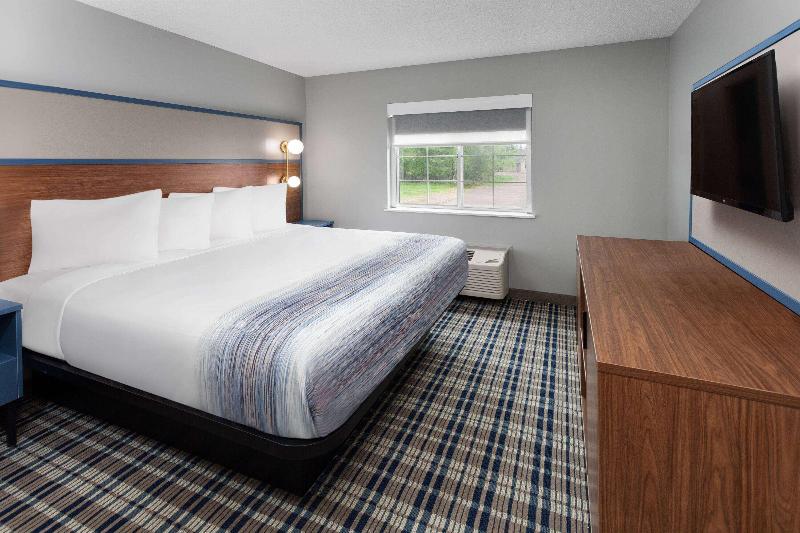 AmericInn by Wyndham Eagle River Downtown image
