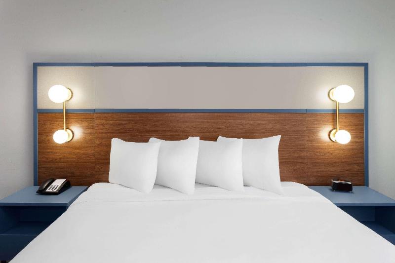 AmericInn by Wyndham Eagle River Downtown image