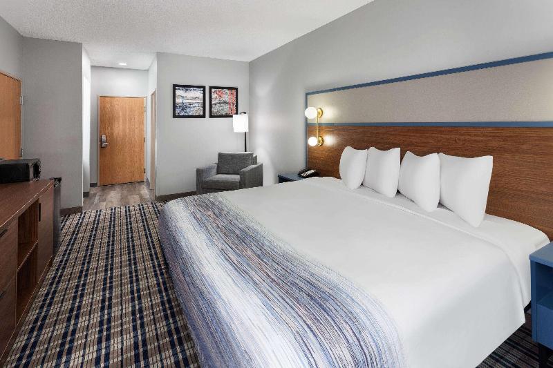 AmericInn by Wyndham Eagle River Downtown image