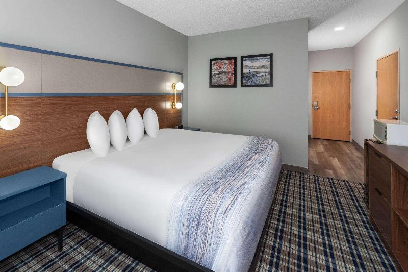 AmericInn by Wyndham Eagle River Downtown image
