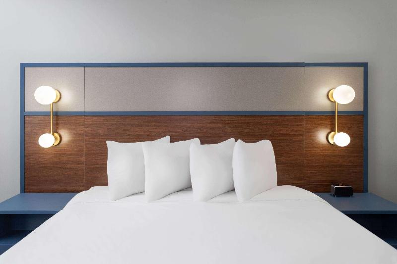 AmericInn by Wyndham Eagle River Downtown image