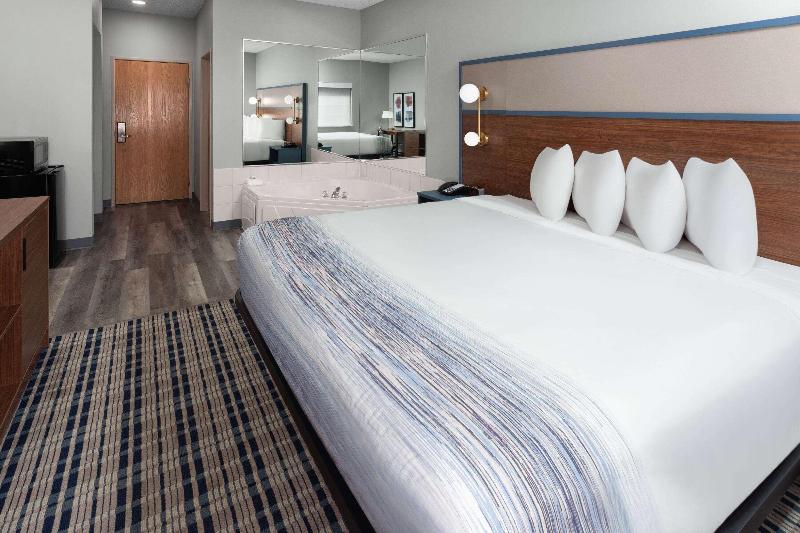 AmericInn by Wyndham Eagle River Downtown image