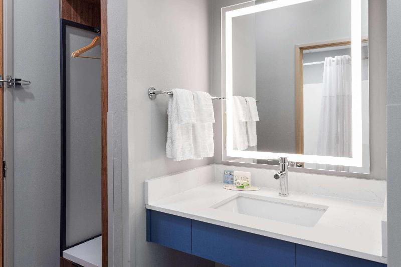 AmericInn by Wyndham Eagle River Downtown image