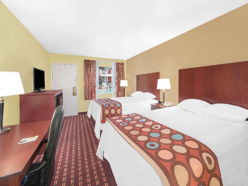 Super 8 by Wyndham Kerrville TX image
