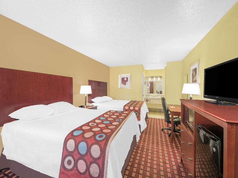 Super 8 by Wyndham Kerrville TX image