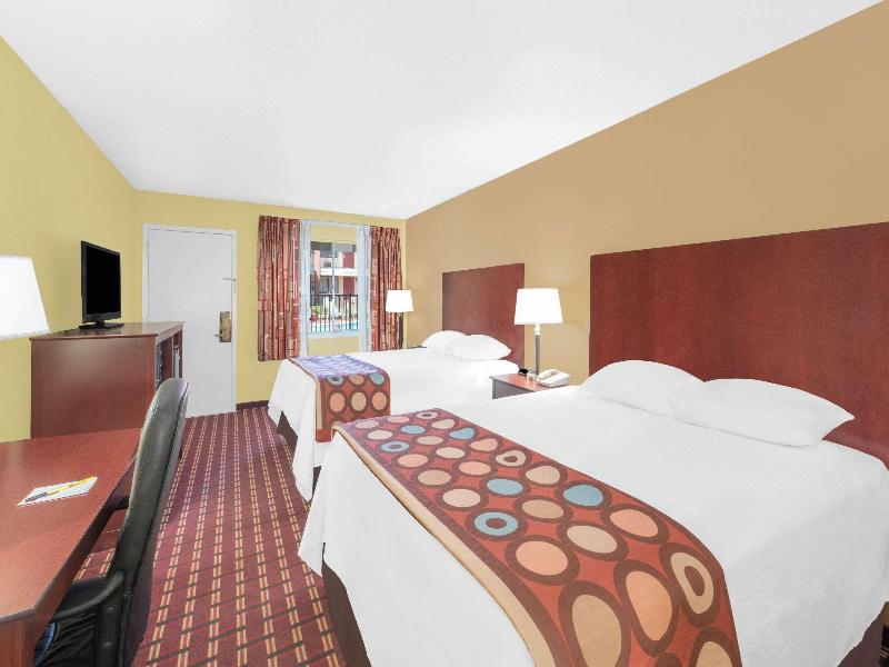 Super 8 by Wyndham Kerrville TX image