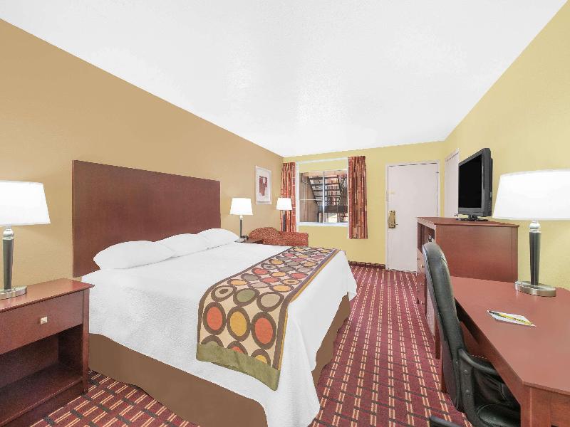 Super 8 by Wyndham Kerrville TX image