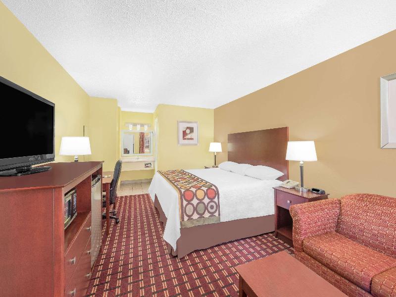 Super 8 by Wyndham Kerrville TX image