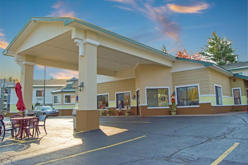 Days Inn by Wyndham Marquette image