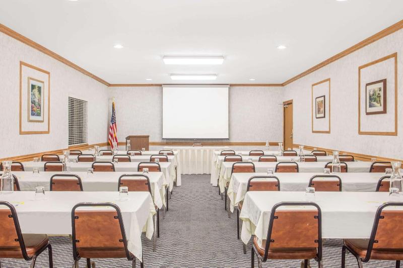 Days Inn by Wyndham Marquette image