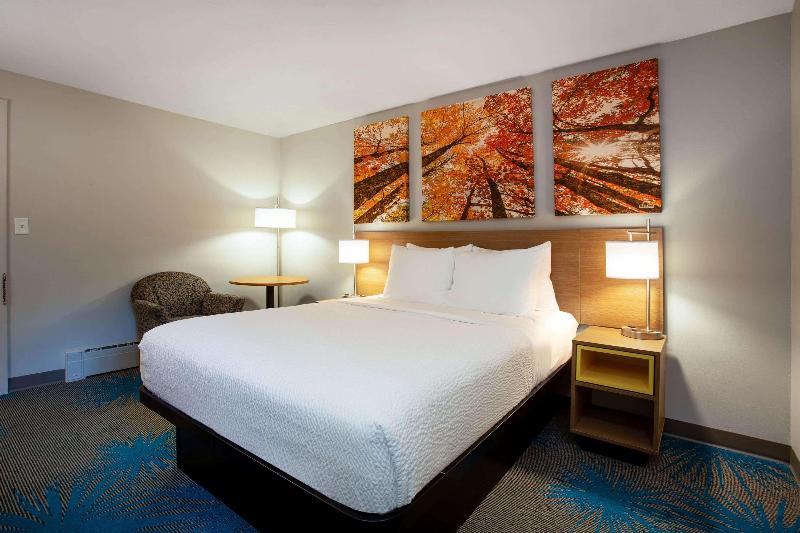 Days Inn by Wyndham Marquette image