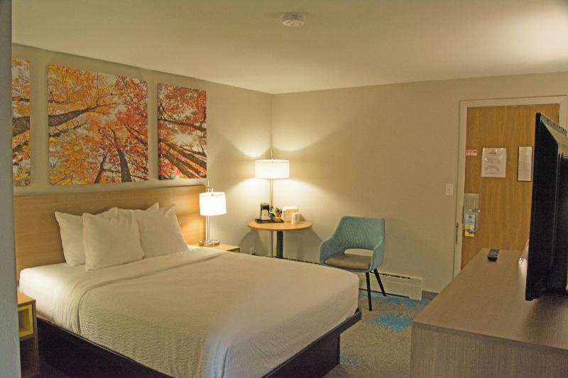Days Inn by Wyndham Marquette image