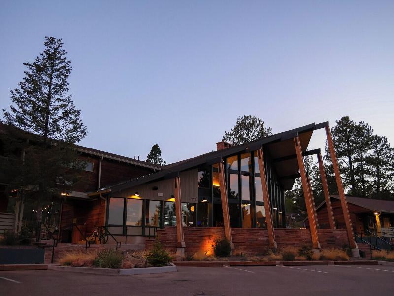 Trailhead Lodge Rocky Mountains