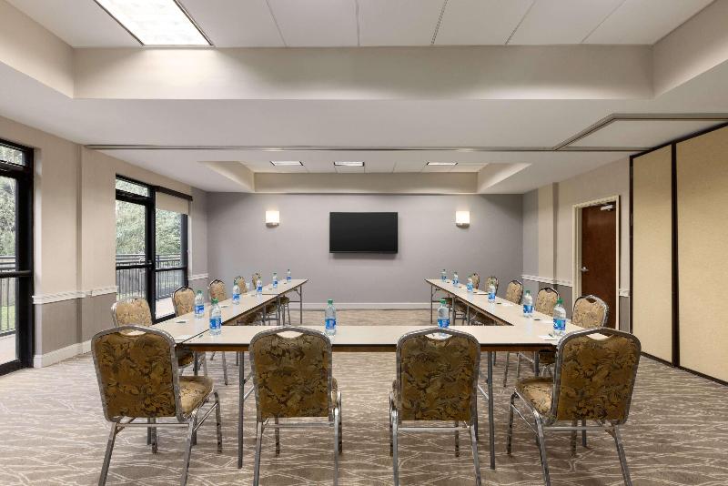 La Quinta Inn & Suites Newark - Elkton image