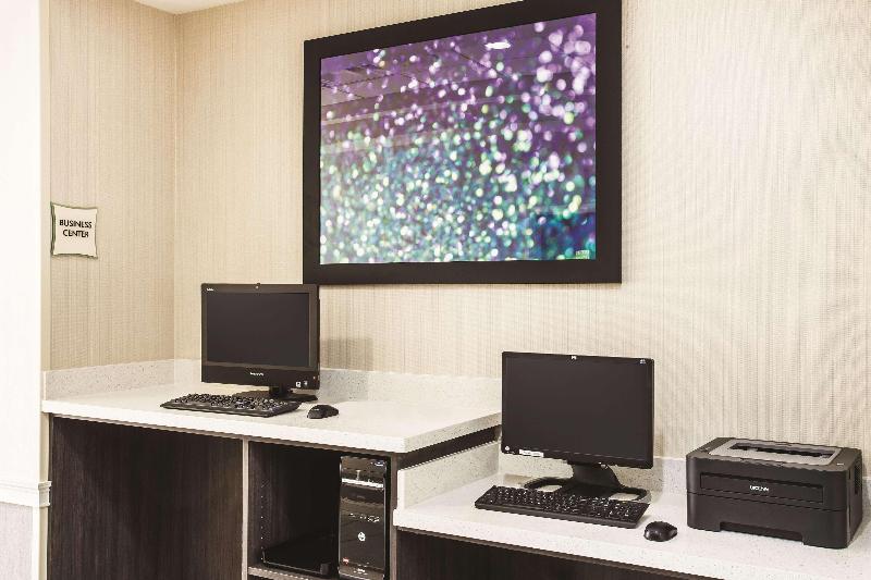 La Quinta Inn & Suites Newark - Elkton image