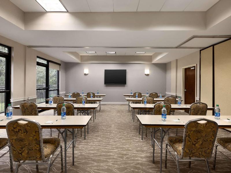 La Quinta Inn & Suites Newark - Elkton image