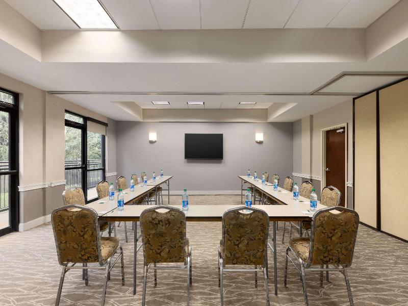 La Quinta Inn & Suites Newark - Elkton image