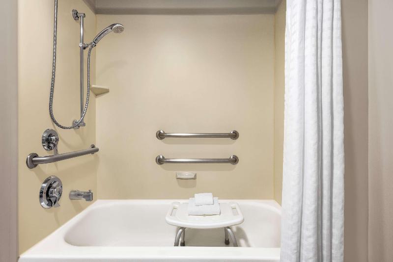 La Quinta Inn & Suites Newark - Elkton image
