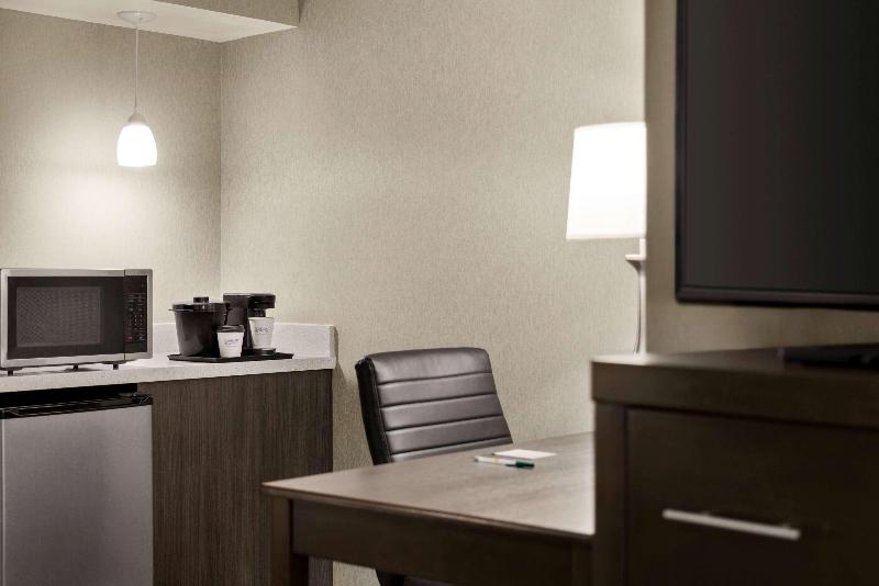La Quinta Inn & Suites Newark - Elkton image