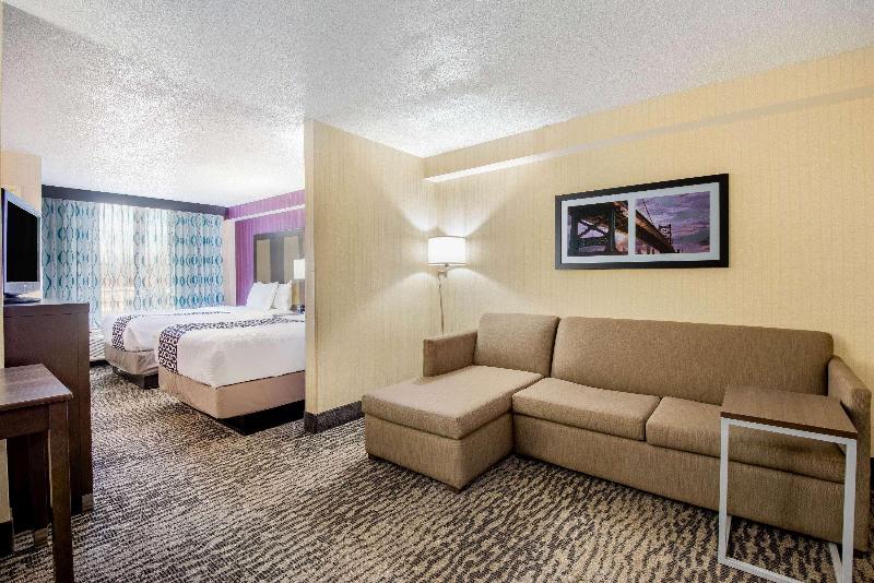 La Quinta Inn & Suites Newark - Elkton image