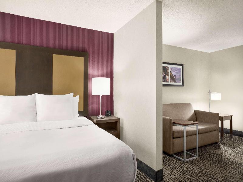 La Quinta Inn & Suites Newark - Elkton image