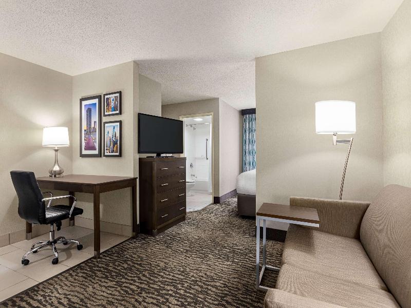 La Quinta Inn & Suites Newark - Elkton image