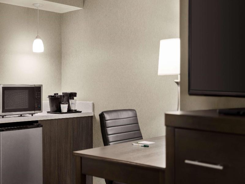 La Quinta Inn & Suites Newark - Elkton image