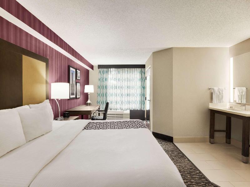 La Quinta Inn & Suites Newark - Elkton image