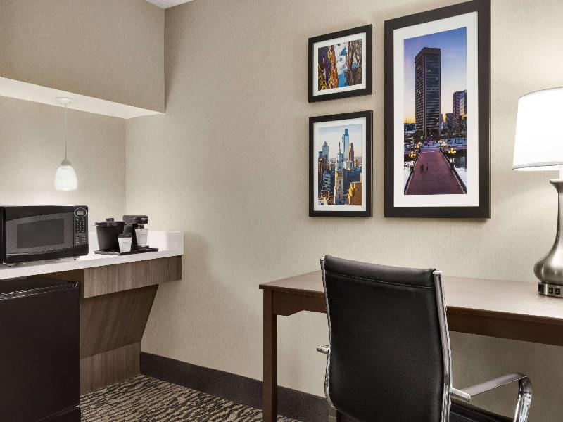La Quinta Inn & Suites Newark - Elkton image
