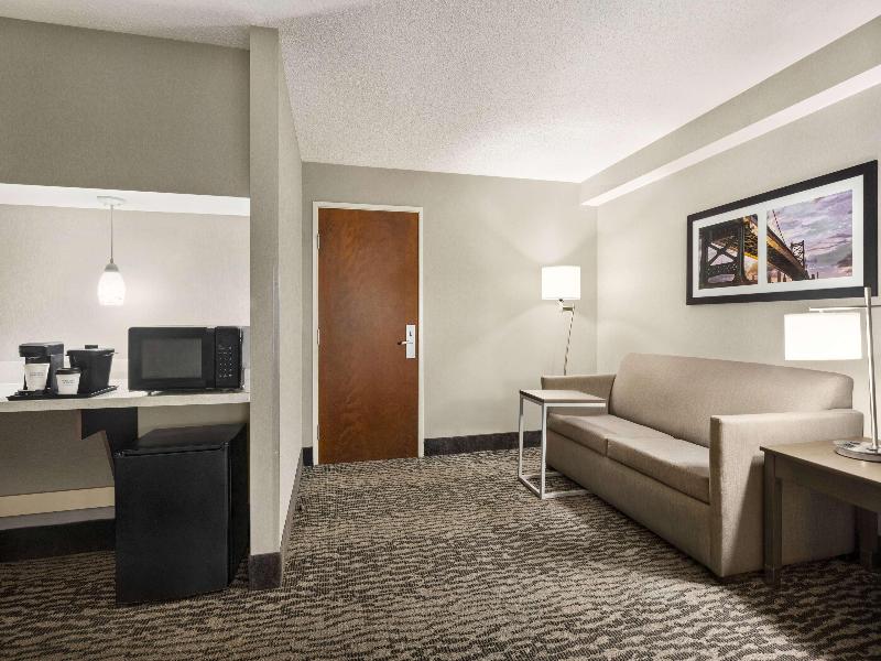La Quinta Inn & Suites Newark - Elkton image