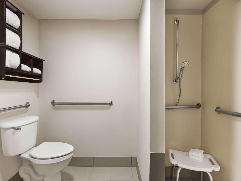 La Quinta Inn & Suites Newark - Elkton image