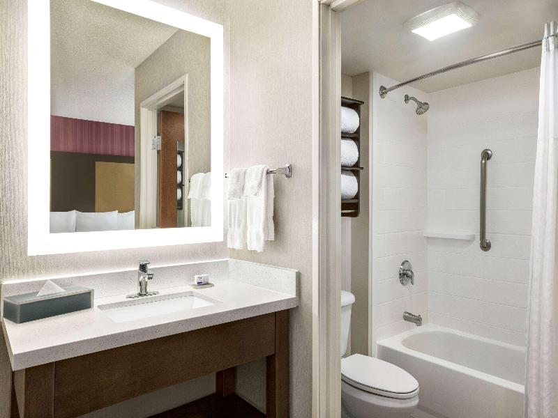 La Quinta Inn & Suites Newark - Elkton image