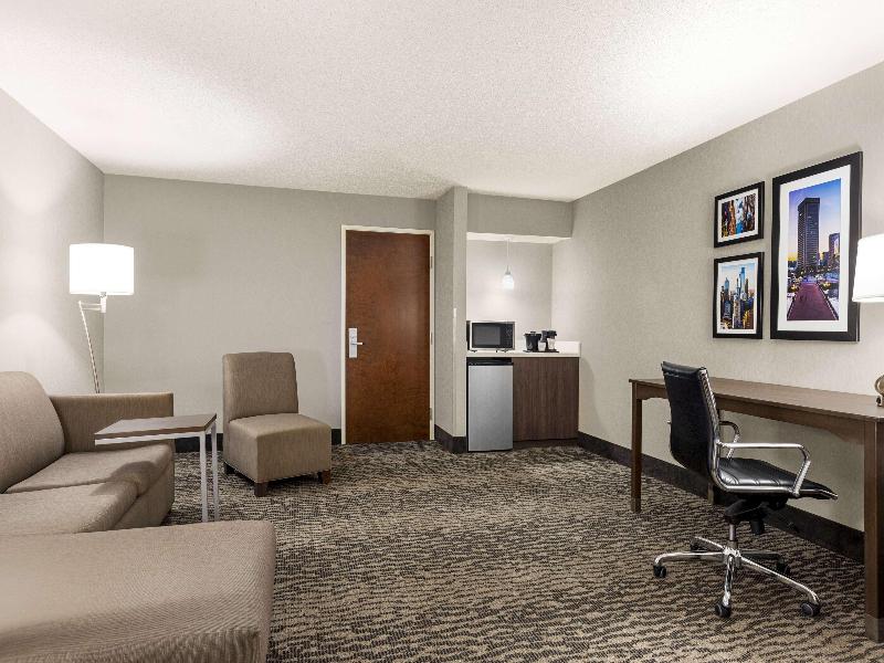 La Quinta Inn & Suites Newark - Elkton image