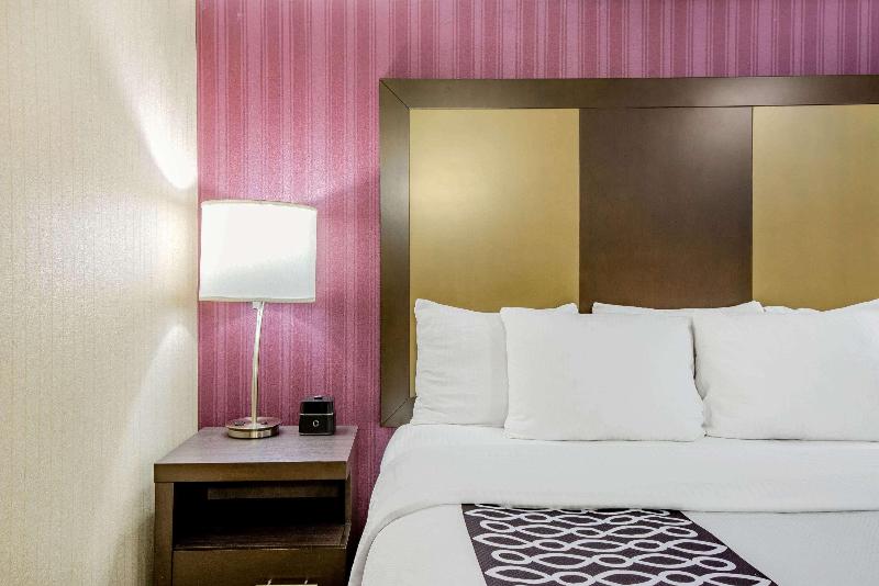 La Quinta Inn & Suites Newark - Elkton image