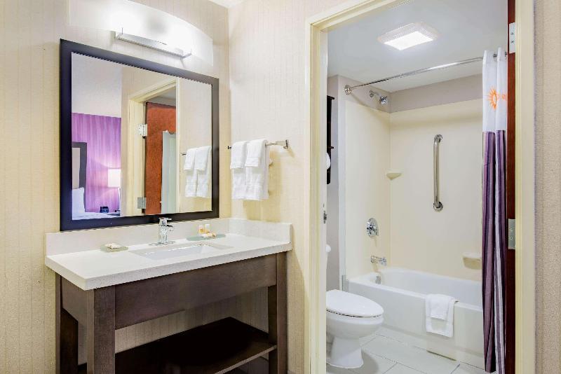 La Quinta Inn & Suites Newark - Elkton image