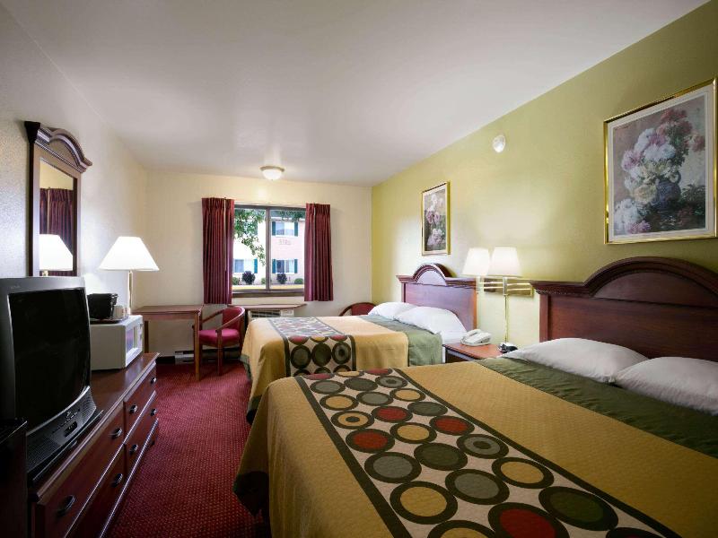 Super 8 by Wyndham Eau Claire WI image