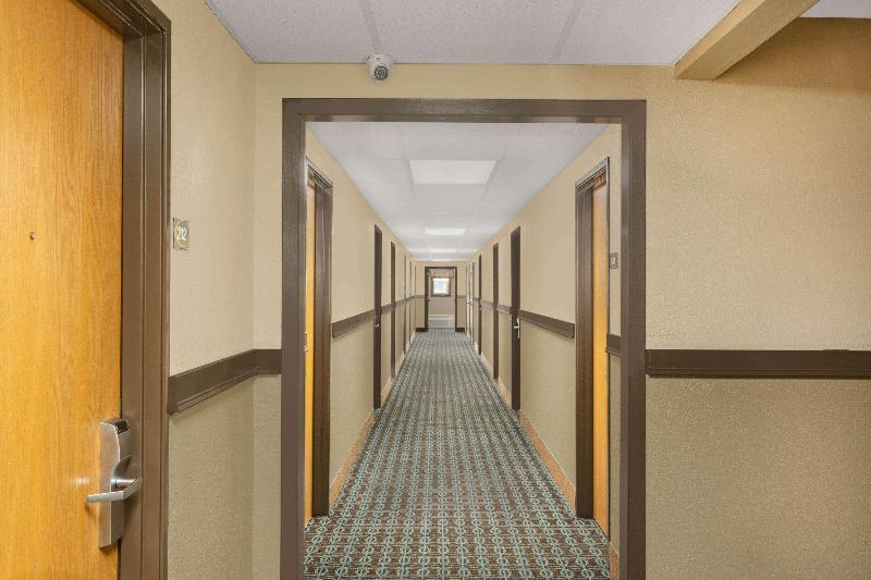 Super 8 by Wyndham Fort Madison image