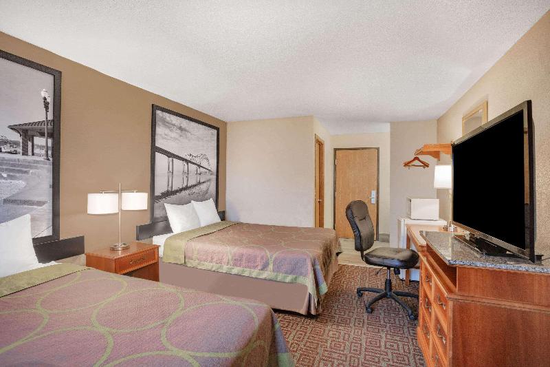 Super 8 by Wyndham Fort Madison image