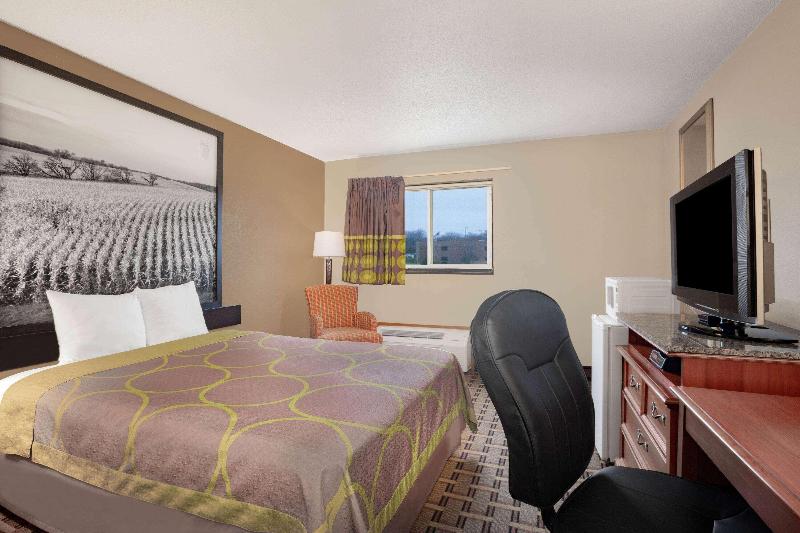 Super 8 by Wyndham Fort Madison image
