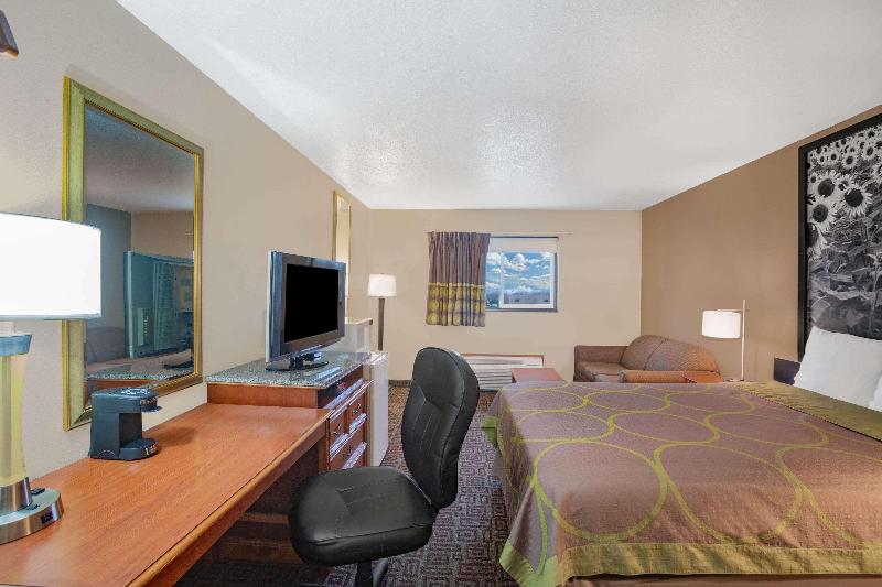 Super 8 by Wyndham Fort Madison image