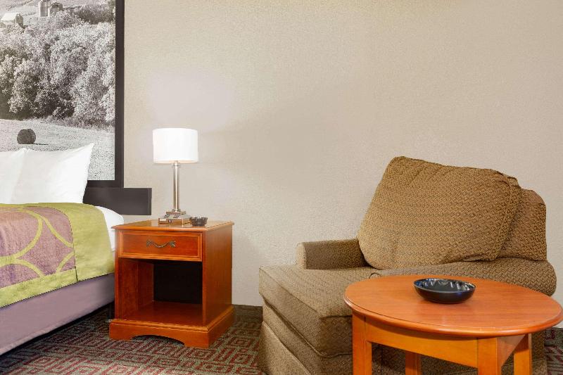 Super 8 by Wyndham Fort Madison image