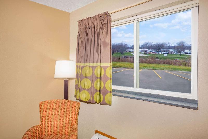 Super 8 by Wyndham Fort Madison image