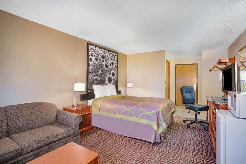 Super 8 by Wyndham Fort Madison image