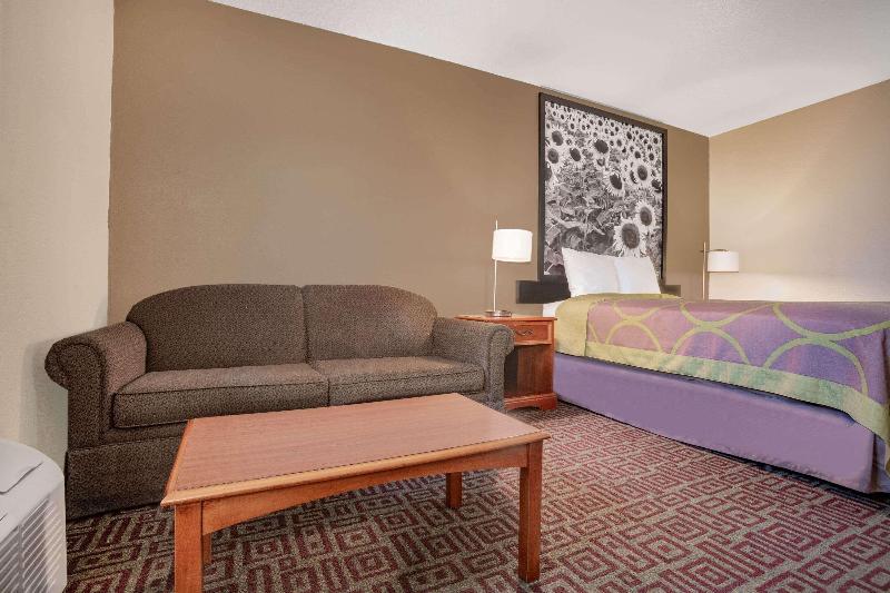 Super 8 by Wyndham Fort Madison image